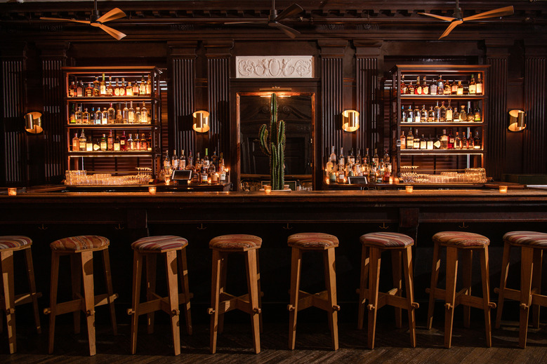 Spend an Evening at the Freehand Hotel in New York City's Georgia O’Keeffe-Inspired Cocktail Bar