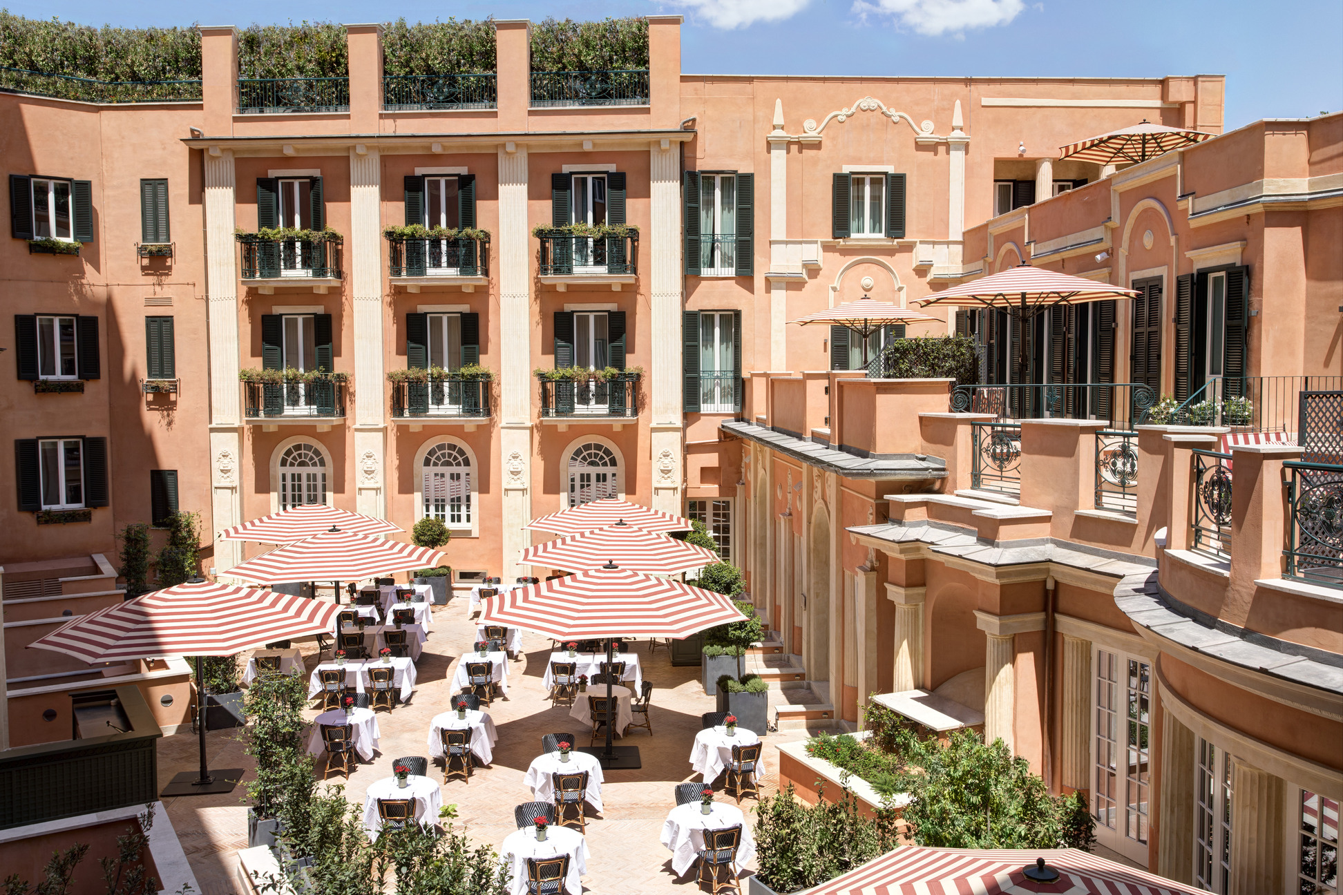 Este elegante hotel italiano está cerca de la Plaza de España de Roma: hoteles encima del bar