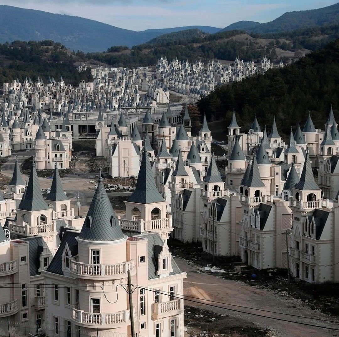 Türkiye’deki bu kasaba, yukarıdaki otellerle birlikte terk edilmiş Disney benzeri saraylarla dolu